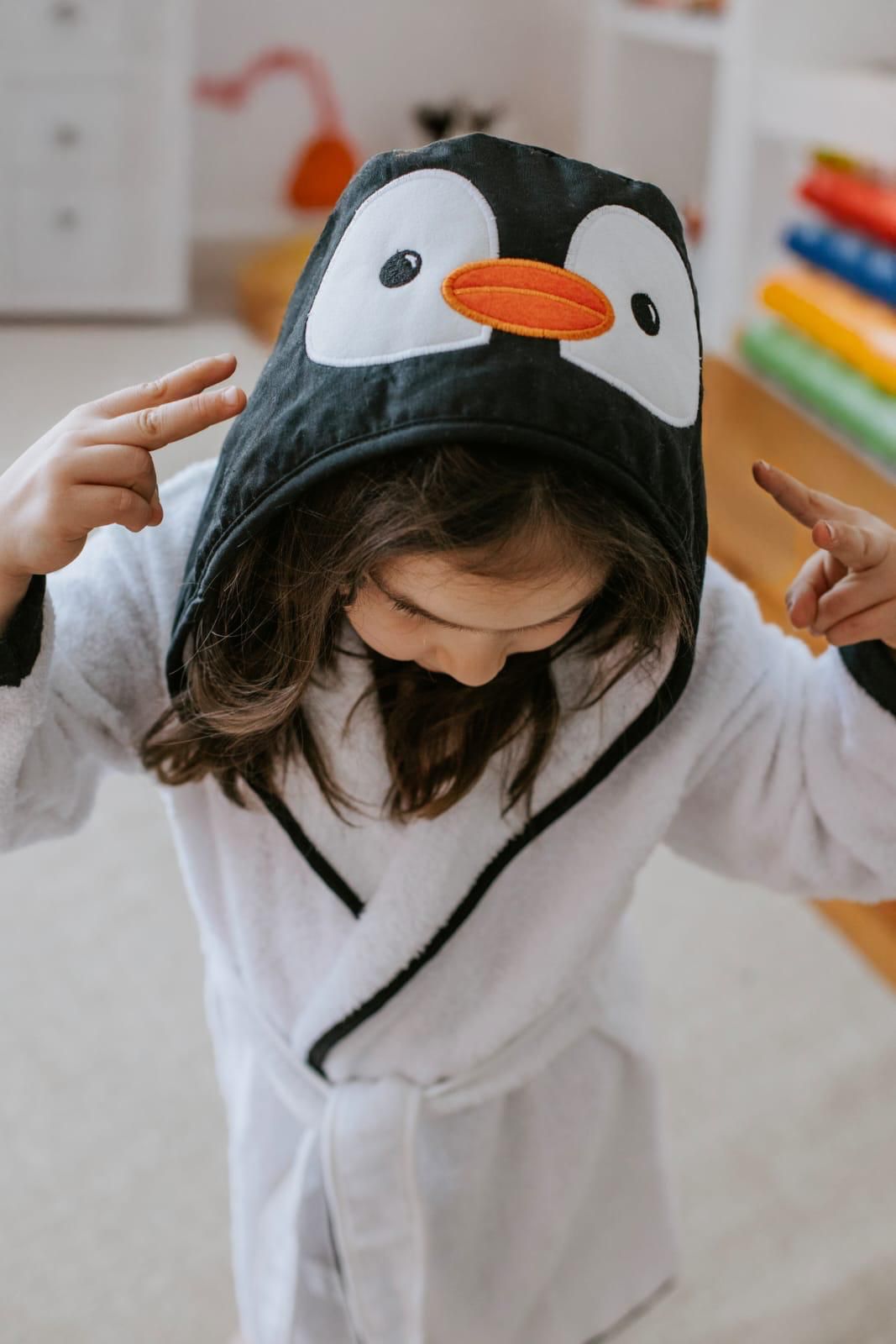 Penguen nakışlı pamuklu çocuk bornozu